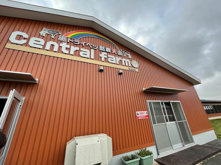 搾乳ロボットがある搾乳舎。