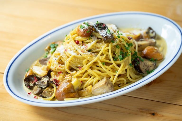 八ヶ岳産タマゴタケとアカヤマドリタケのクリームスパゲッティ（2,000円）。