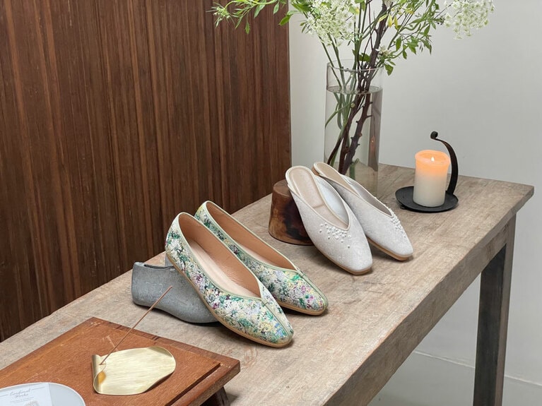 上質で華やかな、ONE TWO＆CO.の手製布シューズ。