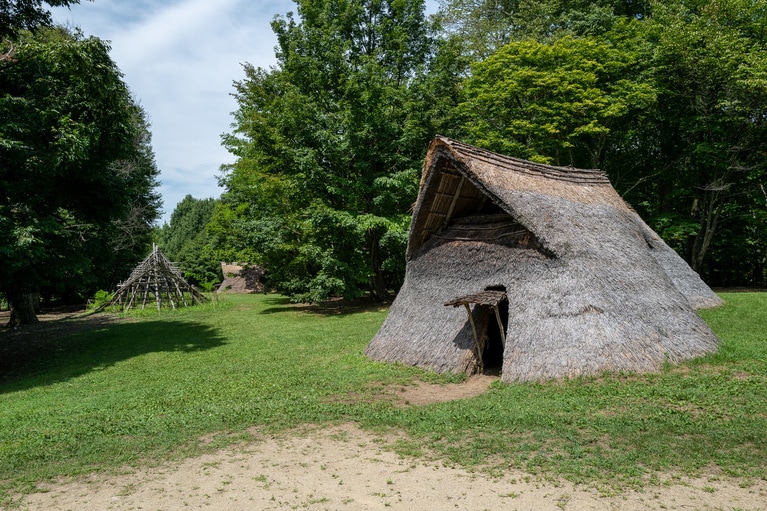 「与助尾根遺跡」では竪穴住居が復元。