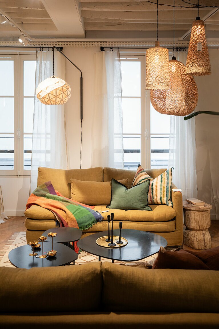 ラタン素材のランプシェード 165ユーロなど。大きい照明を効果的に使っているリビングコーナー。