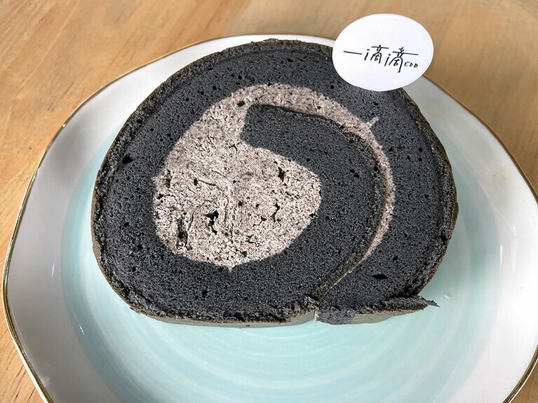 胡麻と杜仲を配合したロールケーキは、1カット120元。甘さの中にほどよい苦みが感じられます。