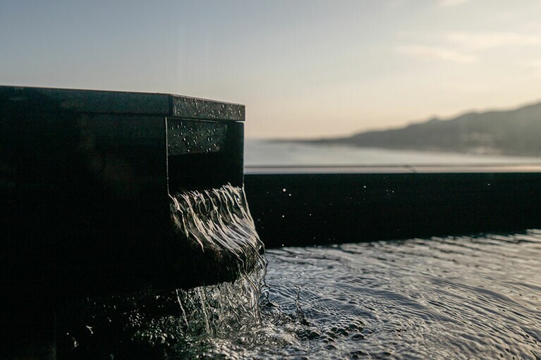 心も体もほどける開放感ある温泉露天風呂（相川長手岬温泉：種々のミネラルを豊富に含んだマイルドな浴感の温泉）。
