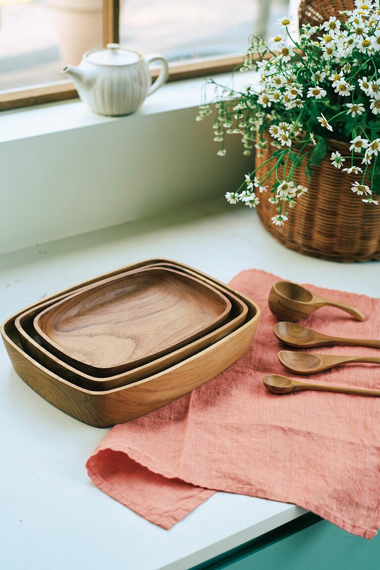 一番人気はインドネシア産チーク製食器。器 W26,000～、カトラリー W8,000～。