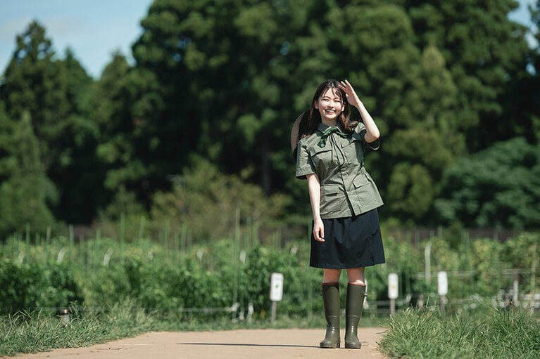 快晴で残暑厳しかった取材日、山田さんは大きなハットで日焼け対策。