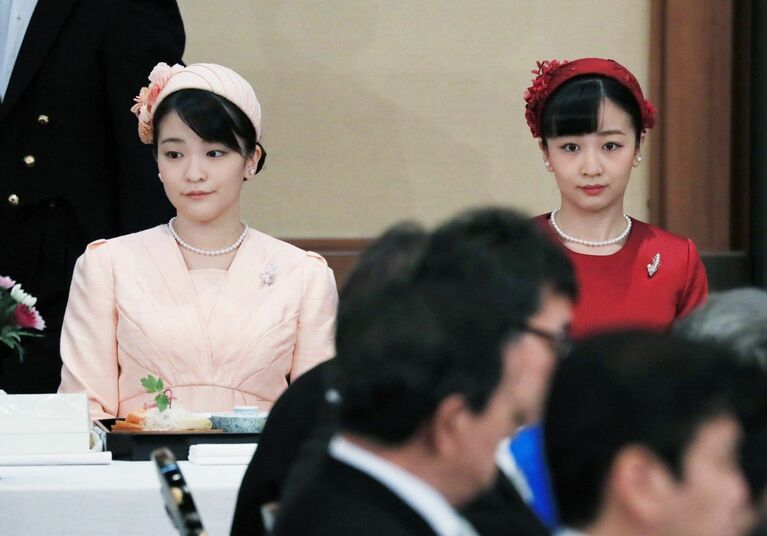 眞子さま（当時）と佳子さま　©時事通信社