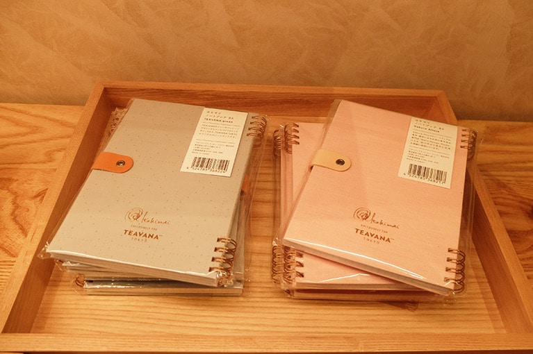  文房具などのティバーナオリジナルグッズも販売している。