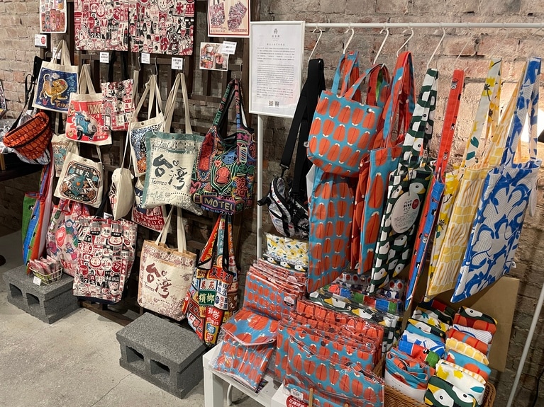 漢字や地図、台湾を感じさせるモチーフのものも多数あります。防水タイプなど、素材感のバリエーションも豊富。