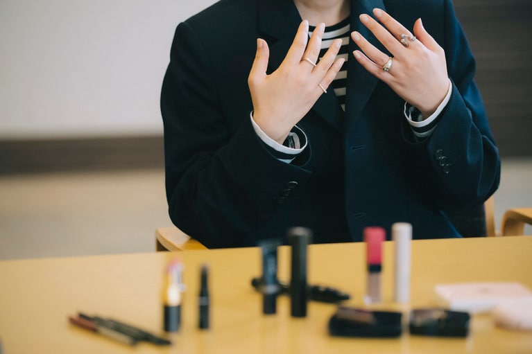 「私の作品は“エセフェミニズム”と曲解される場合もあるから、そこを攻撃したり、貶めたりする人がいます。だったら、物分かりのいい賢い感じよりもドラァグクイーンのような圧をアピールしたほうがいい」