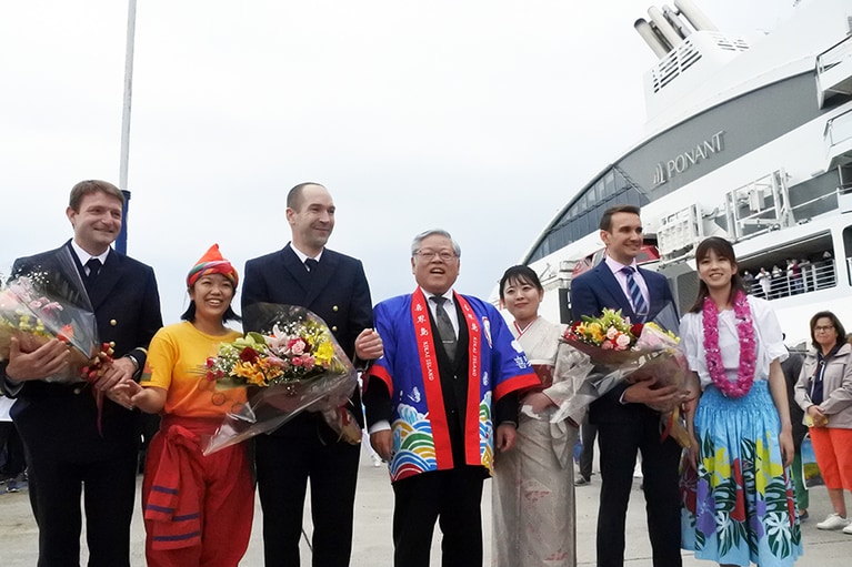 外国客船のはじめての寄港とあって、島をあげての歓迎ぶり。