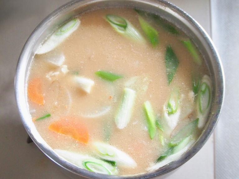 大根が柔らかくなったら、長ネギ、豆腐を入れ、味噌で味を整える。