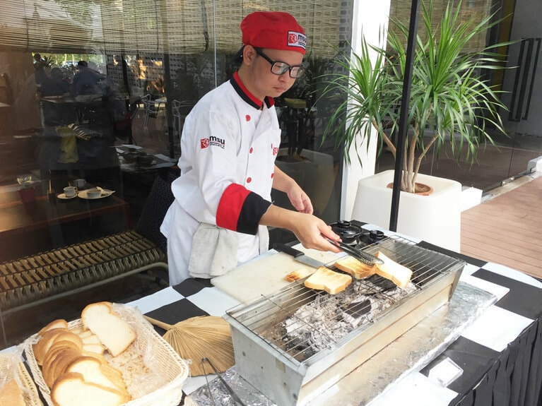 トーストは炭火で香ばしく焼くのがマレーシアの伝統的な調理法。これにココナッツミルクで作った甘いカヤジャムとバターを塗って食べる。