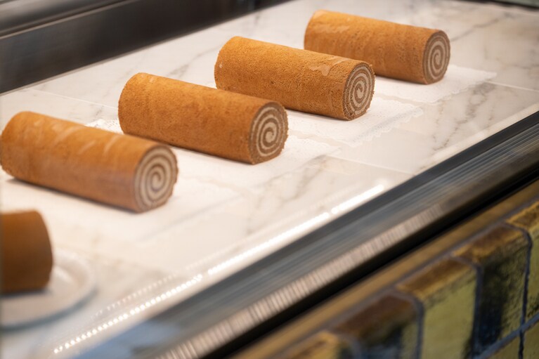 入るとすぐにずらりと並ぶ名物「モカルーロ」。