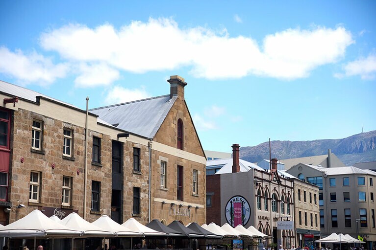 歴史あるサラマンカ・プレイスでは、毎週土曜日にタスマニア最大級の野外マーケットが開かれる。食品から洋服まで幅広いアイテムが販売されている。