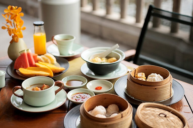 朝食は「リバーカフェ＆テラス」のインターナショナルビュッフェを。