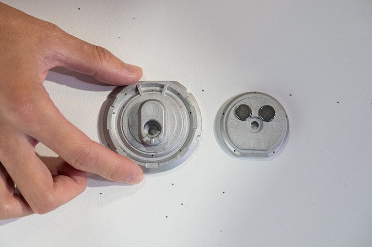 付属の専用金具。こちらを4つ、細いピンで壁に取り付ければ、あとはモニターを掛けるだけ。