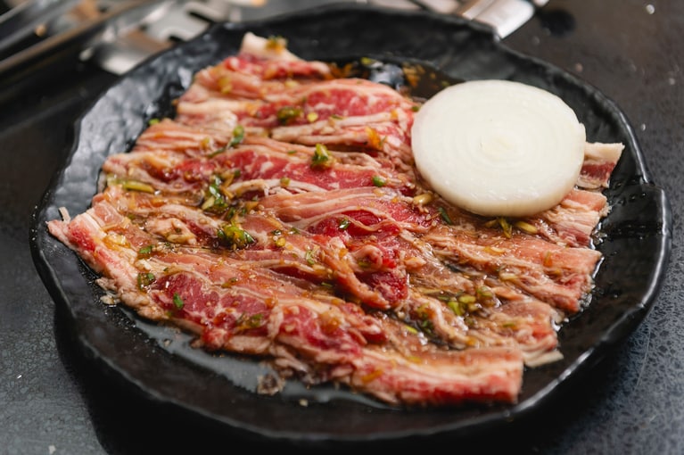 「ウサムギョプ」1人前1,380円（注文は2人前～）。