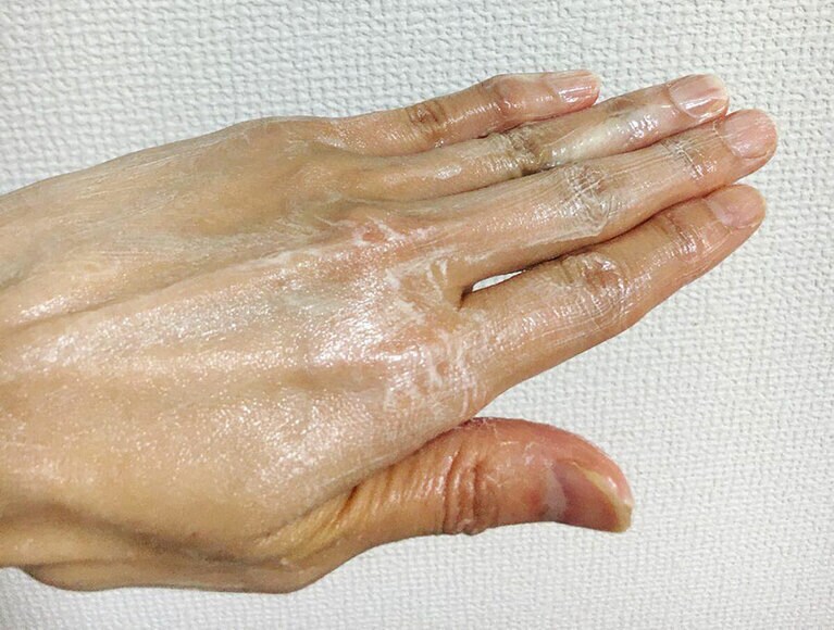 塗った後は表面がテレテレするけど、諦めないですり込みます。