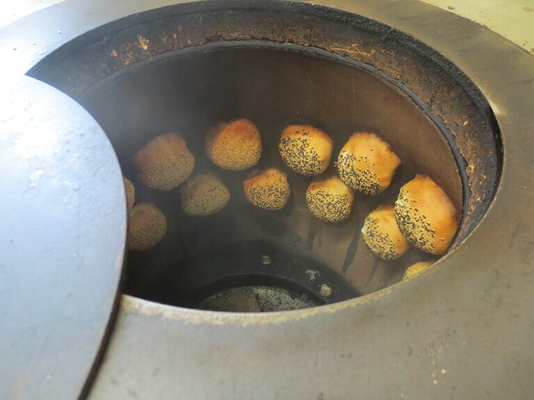 窯の内側に1個1個貼り付け、270度で12分程焼く。