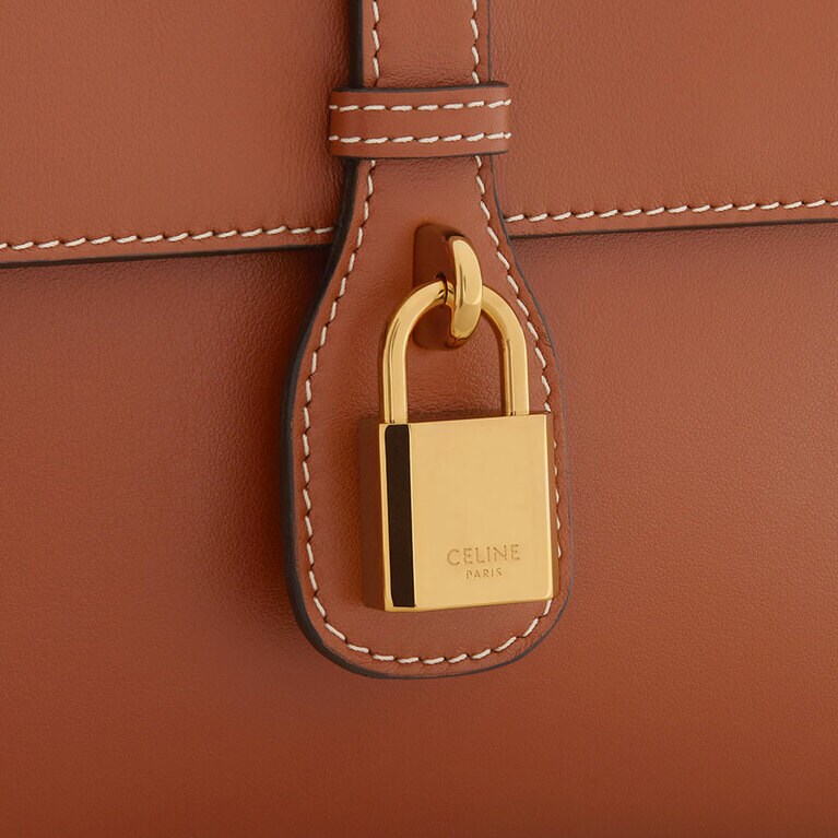 「タブゥ」というネーミングは、このフラップにあしらわれた鍵が由来。タブゥ スムーススカーフ スキン ミディアム 291,500円(予定価格)Ｗ22×Ｈ16×D7cm。