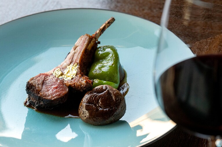 「タンドリーラムチョップ、ラールマース」。柔らかで旨みの強いラムチョップを10時間以上煮込んで作る伝統のソースとともに味わう。