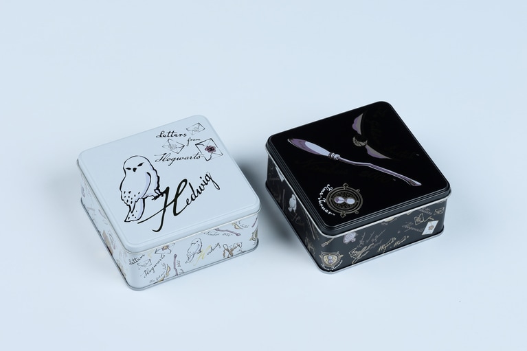 缶入りのアソートスイーツ2種。