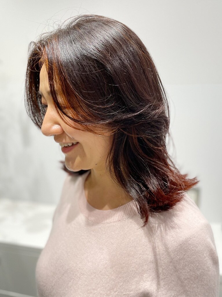 横顔も美しく見せる、計算ずくのくびれミディ。