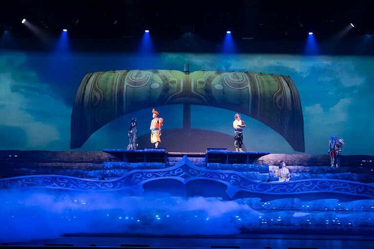 広がりだけでなく奥行きある世界が舞台上に出現。