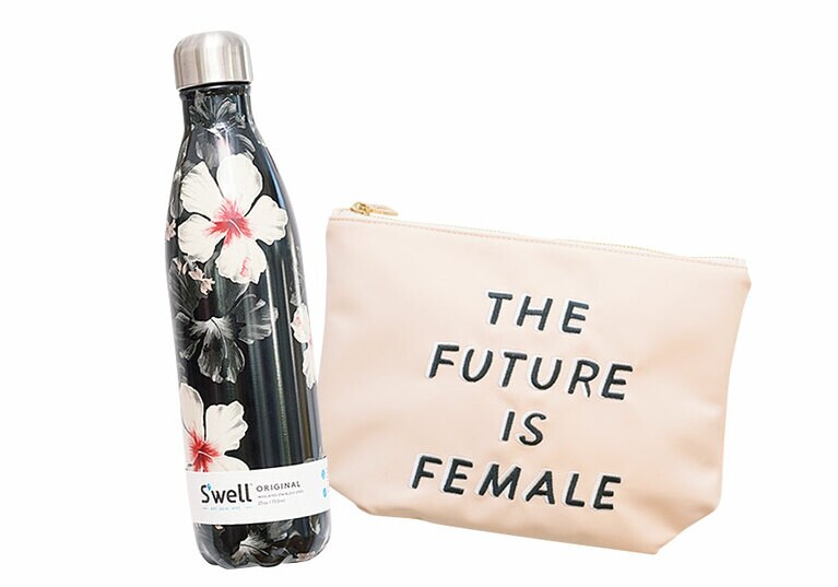 左から：「スウェル」のデザインボトル 40ドル、クラッチポーチ 55ドル。