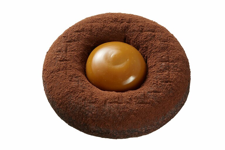 フォンダンショコラドーナツ キャラメル 200円。しっとり濃厚なチョコレートドーナツ生地に、塩キャラメルクリームを絞ったひと品。ピエール マルコリーニでも人気のボンボン・ショコラ「アニモキャラメル」をイメージ。