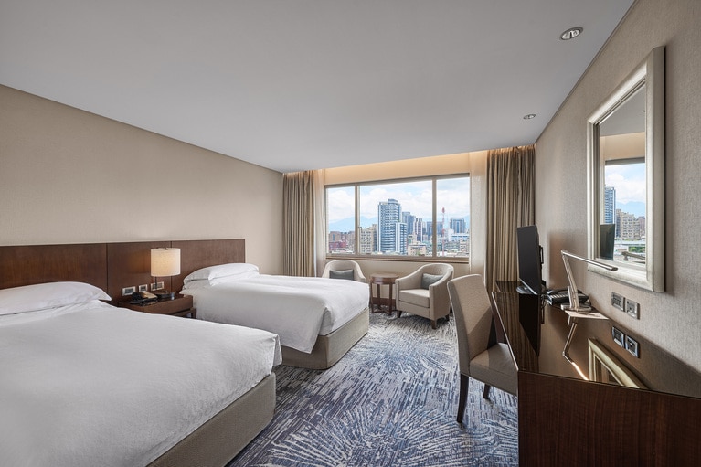 台北の街並みを望む客室。