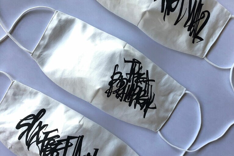 ［PASS THE BATON］YEAH RIGHT!!×AMANE MURAKAMI Original face mask ‘PASS THE BATON’オリジナルデザイン 各1,800円。