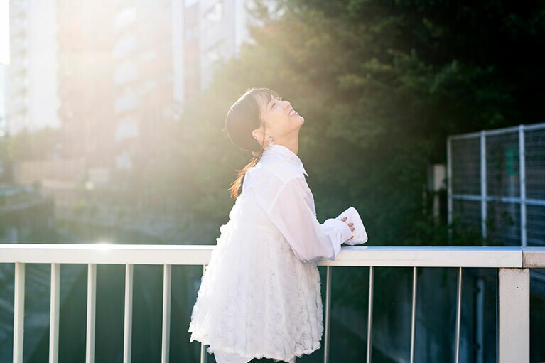 無邪気な笑顔を見せる中井さん／撮影 文藝春秋