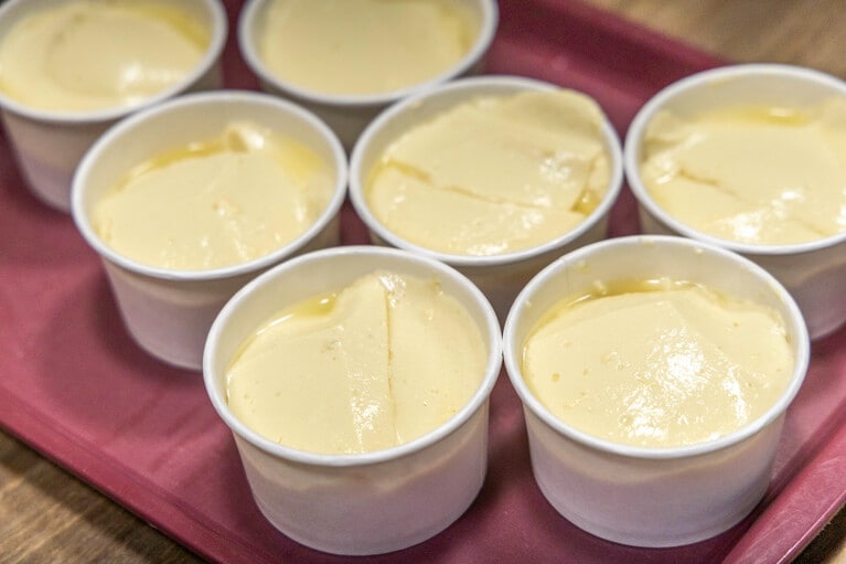 試食用に出してくださった、作りたてのお豆腐。香りがよくて、すっきりした味わいに取材クルー全員が笑顔になった。撮影／Akira Kumagai