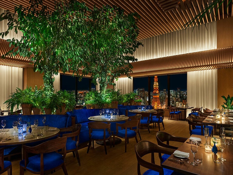 ドラマティックな空間のダイニング「THE BLUE ROOM」。