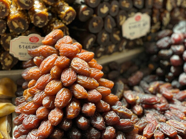 イスラム圏では欠かせないデーツ(ナツメヤシの実)も各種山盛りで並んでいる。