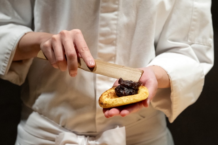 「焼きたて 夜半の月」。