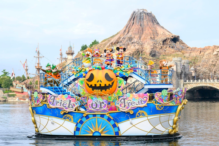 メディテレーニアンハーバーで行われる「ディズニー・ハロウィーン・グリーティング」© Disney