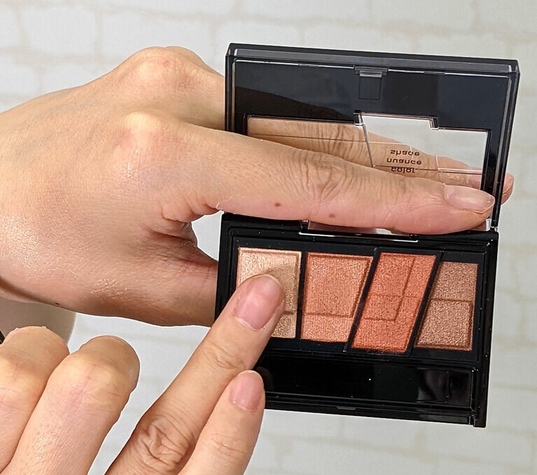 ハイライトは左端の色を薬指で取り、手の甲で色を確認したら、そのまままぶたの黒目の上下に、置くようにして塗る。