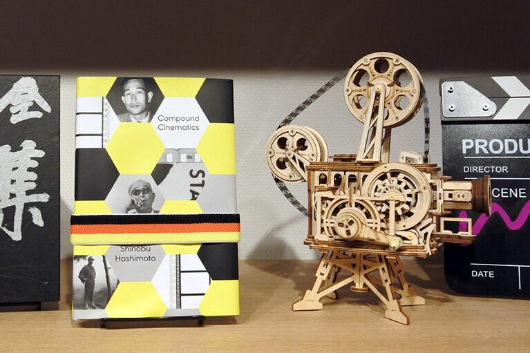 ライブラリーの棚には映画にまつわるコーナーも。