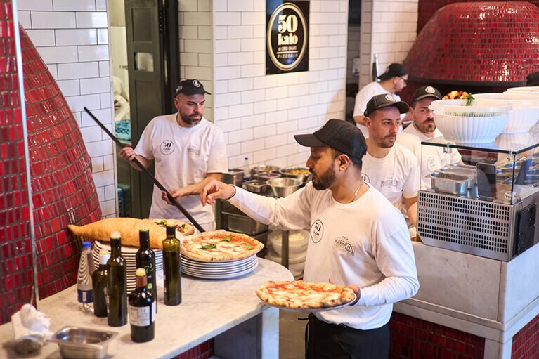 厨房には2つの窯がある。