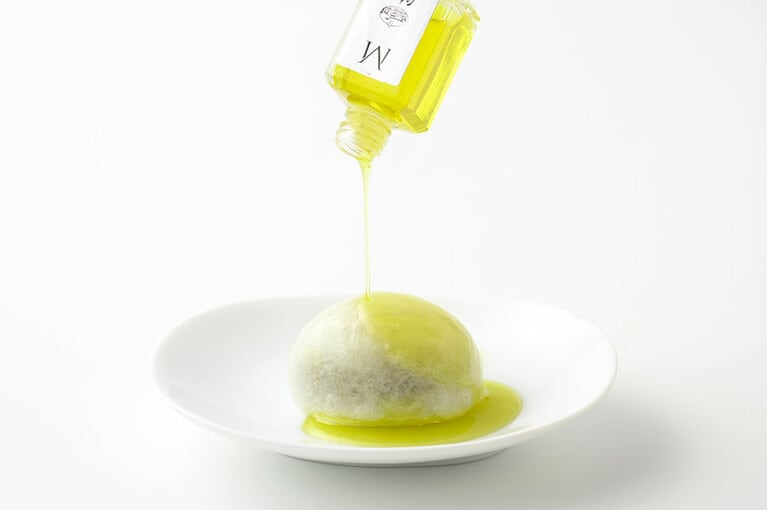 オリーブ大福 大福6個、オリーブオイル9g 1,026円 ※要予約／たねや