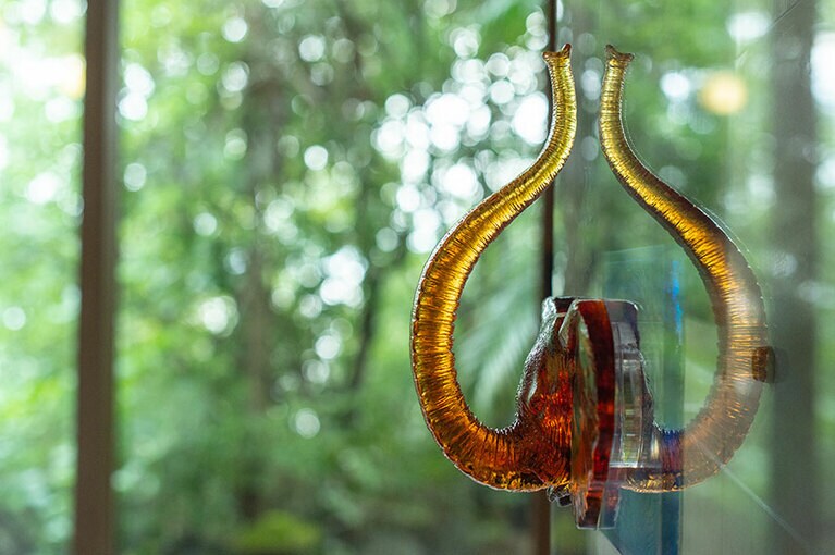 ひとつひとつにコンセプトをにじませるインテリアの多くは、作家によるオーダーメイド。