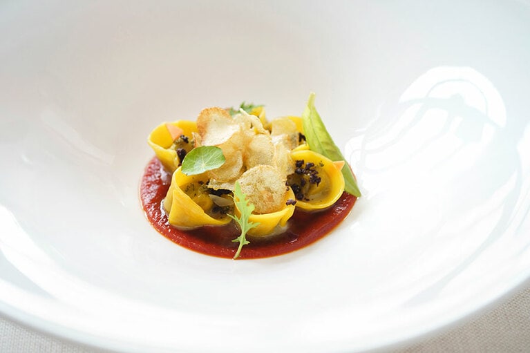 平飼い鶏肉とジャガイモを詰めた“漁師風のカッペレッティ”。アラカルトは2皿 95ユーロ、3皿 130ユーロ。