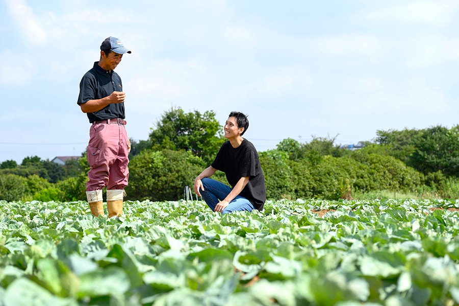 みなとみらいのランドマークも望める横浜の高台で、代々野菜づくりを続ける有田さんを訪ねた山下シェフ。