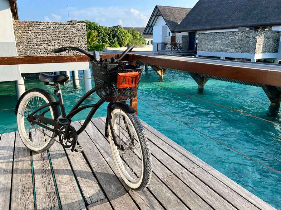 ゲストが自由に使うことができる自転車は、籠には各ゲストのイニシャルが付けられている。きめ細やかなパーソナルサービスは、フォーシーズンズホスピタリティの特徴だ。