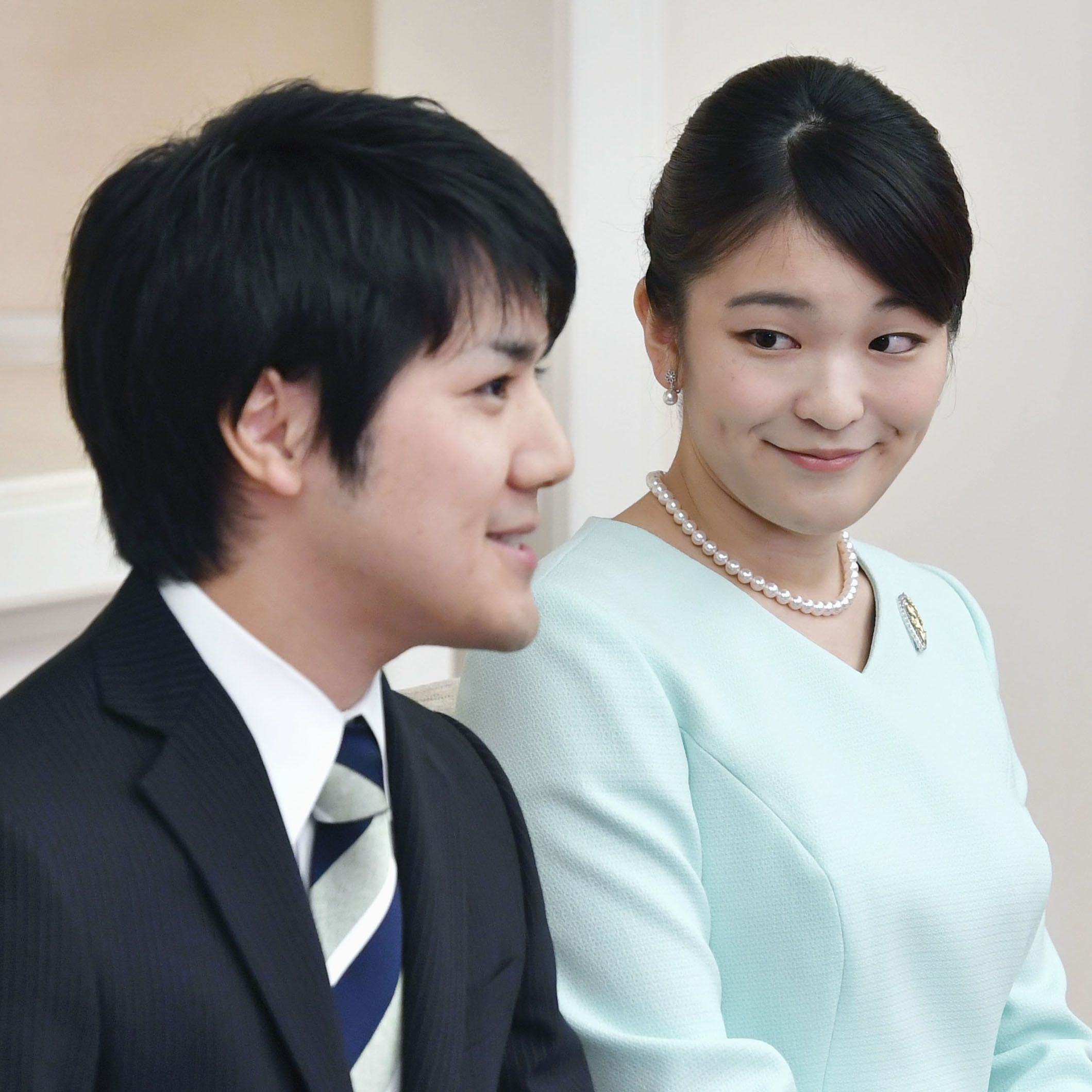 婚約内定記者会見での眞子さまと小室圭さん　©共同通信社