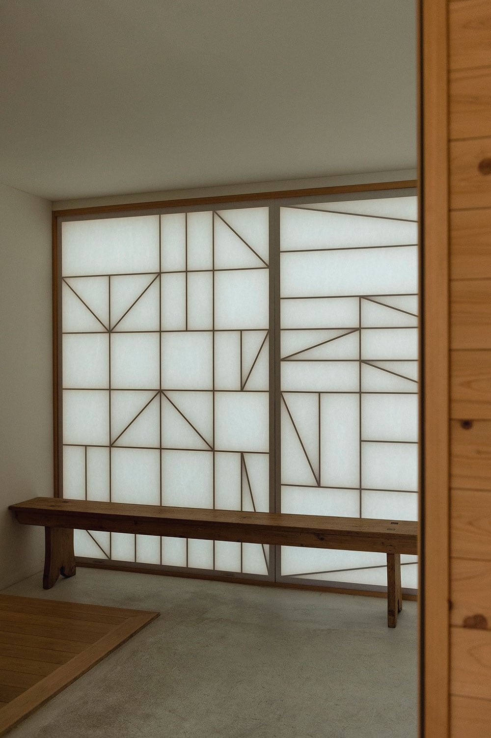 障子からこぼれるやわらかい光に包まれる“紙季 SHIKI”。壁だけでなく天井も和紙貼りされている。