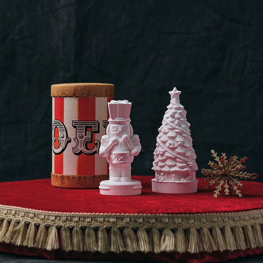 Aroma Ornament 2種/くるみ割り人形(左)・クリスマスツリー(右) ※Winter Forestアロマオイル付 価格：各6,380円。