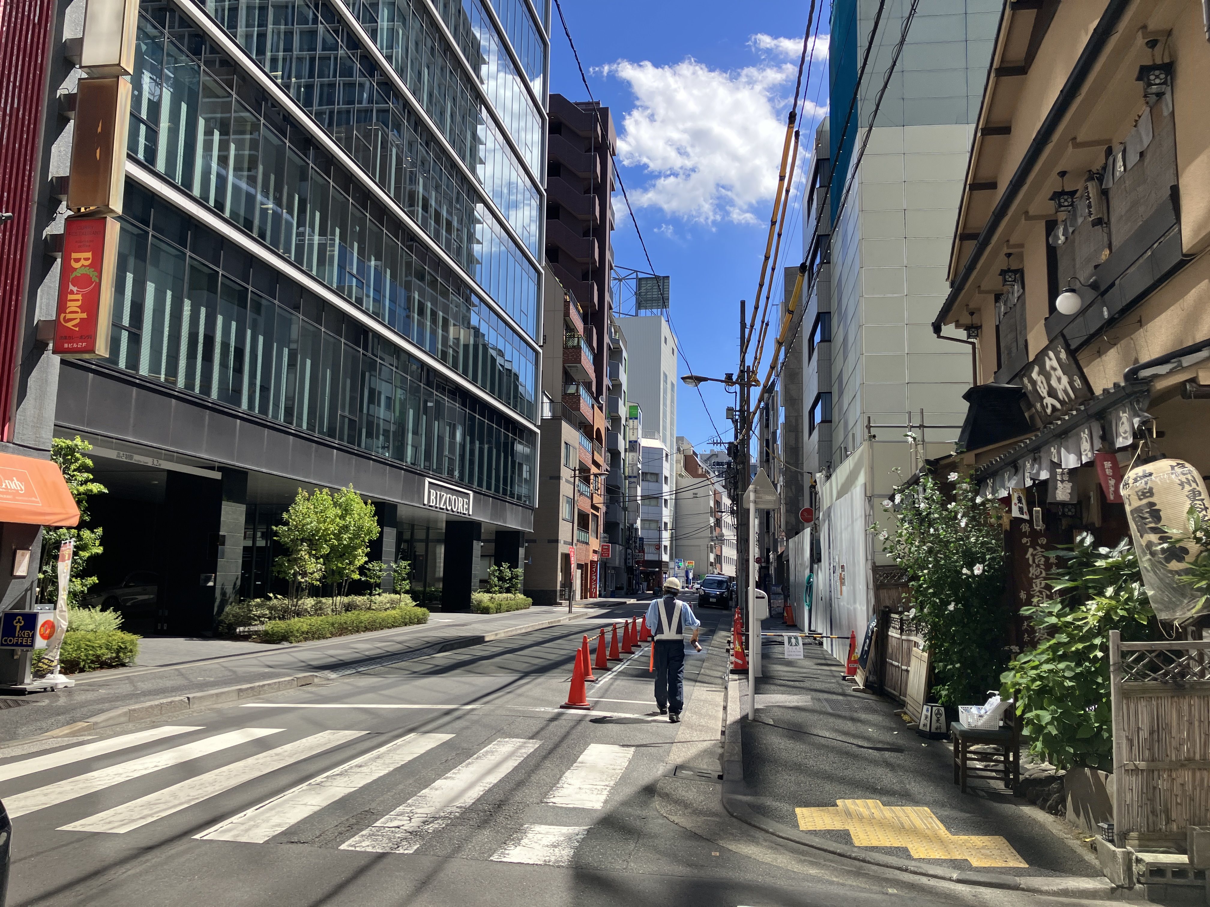 老舗そば屋「神田錦町更科」を見ながら五十通りを約50m直進